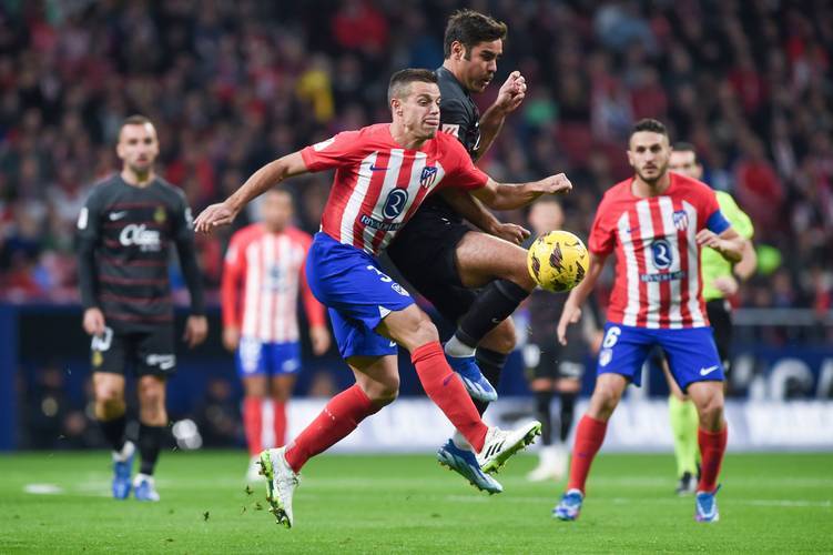 德转列防守型中场身价榜：凯塞多1亿欧居首，赫拉芬贝赫第二（德转防守型中场身价榜：凯塞多以1亿欧领跑，赫拉芬贝赫居次席）