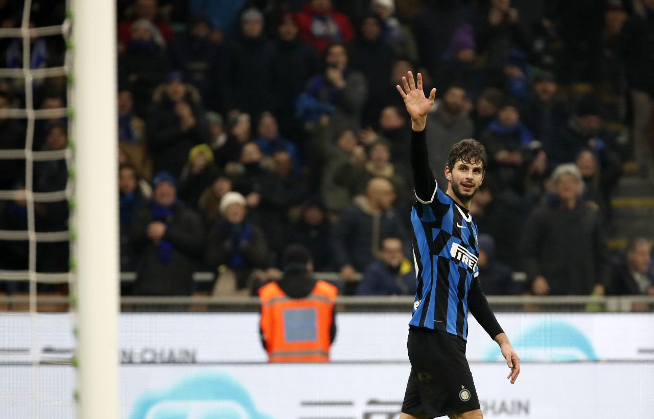 他一句话没说，但态度已经很明显（他沉默不语，态度一清二楚）