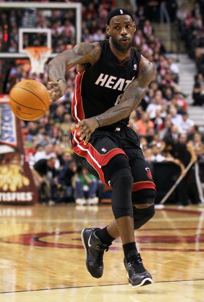 破荒！活塞抢断反击 康宁汉姆起飞接球空接暴扣（终结得分荒！活塞抢断快攻，康宁汉姆高空接力暴扣）