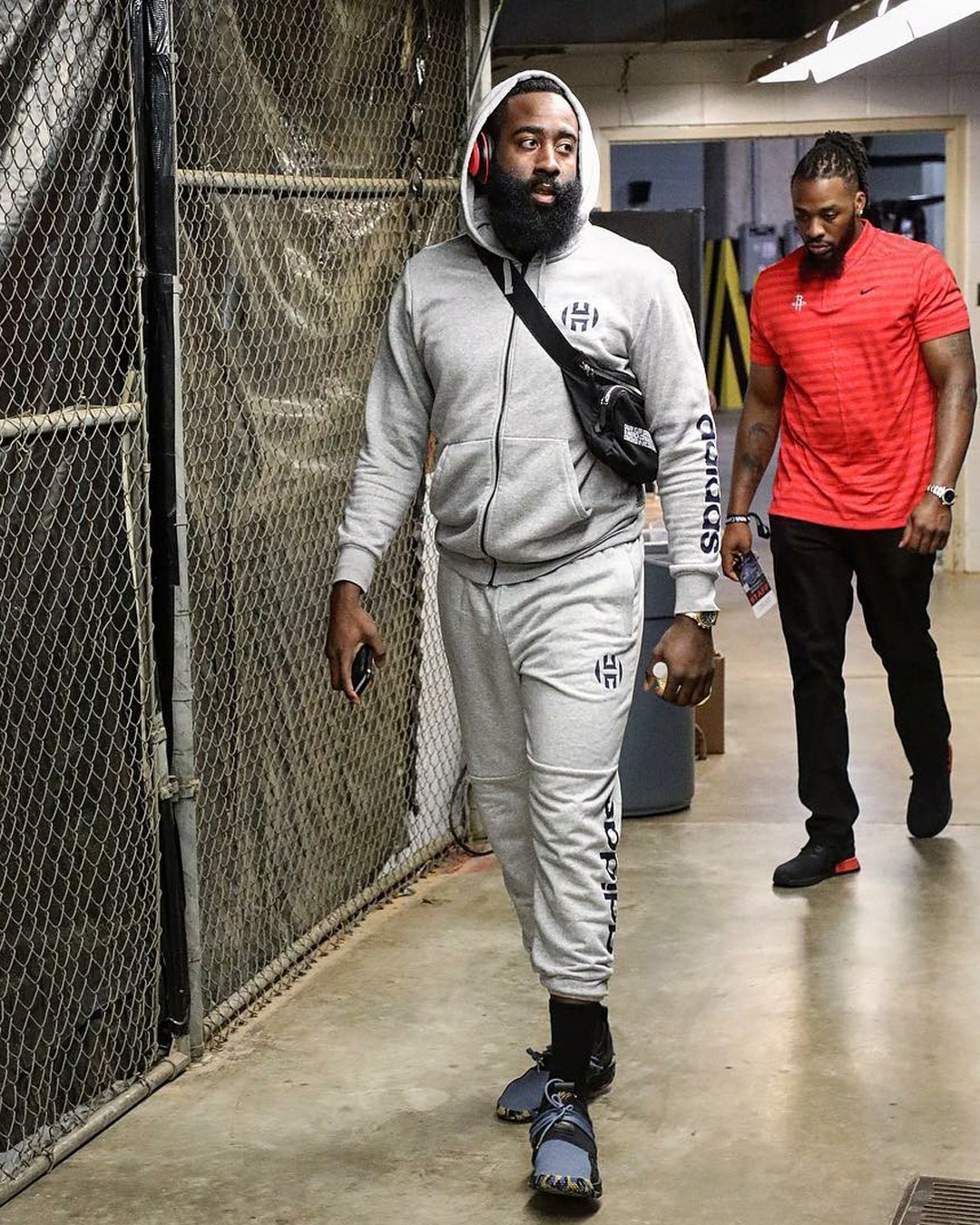 差距较大！湖人半场8罚5中全部来自于东契奇 马刺则是19罚16中（半场罚球悬殊：湖人8罚5中全来自东契奇，马刺19罚16中）