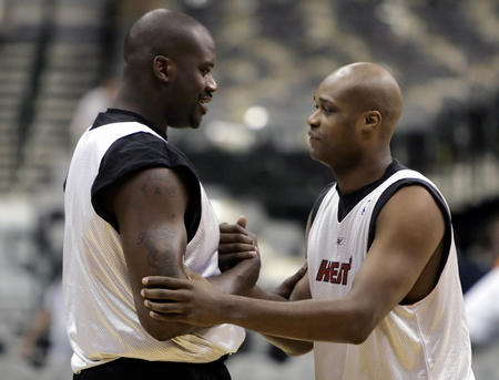 足球欧冠豪门锁定小组第一提前晋级（欧冠豪门锁定小组头名，提前晋级）