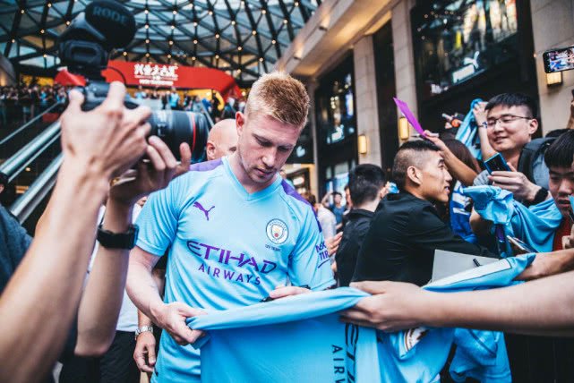 乐福半场三分4中3得到11分，爵士板凳球员得分占比近一半（乐福半场三分命中率75%拿下11分，爵士替补贡献近半数得分）