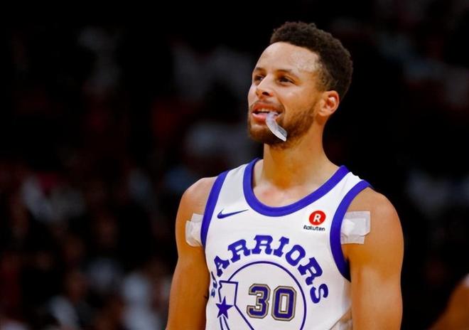 战绩碾压！拜仁主场对美因茨8连胜，得失球40-7（拜仁主场对美因茨豪取八连胜，40比7得失球尽显统治级优势）