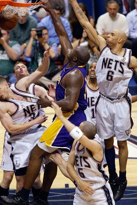 自交易以来：东契奇出战41场拿下28胜，浓眉仅出战14场（交易后对比：东契奇41战28胜，浓眉仅登场14次）