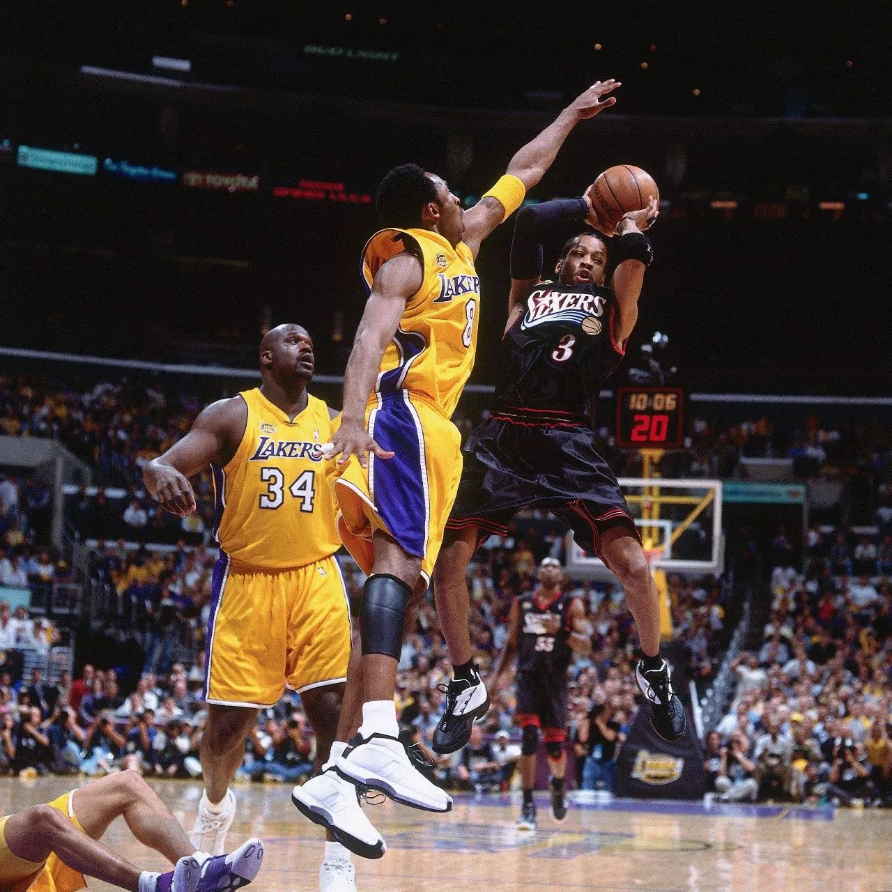 两位体坛巨星会面，樊振东欢乐开怀非常松驰，齐达内眼中充满欣赏（体坛双星同框，樊振东笑容灿烂神态轻松，齐达内目光尽显赞赏）