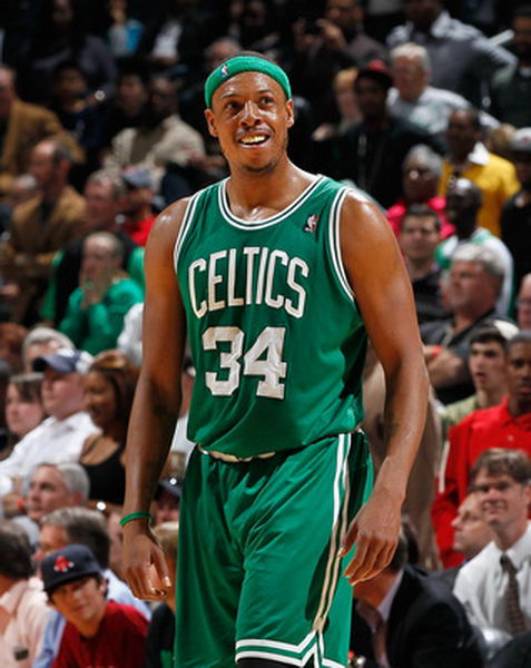 太阳报：英乙球迷朝对方门将扔椅子，被球队主帅严厉批评（《太阳报》：英乙球迷向对方门将掷椅，本队主帅怒批此举）