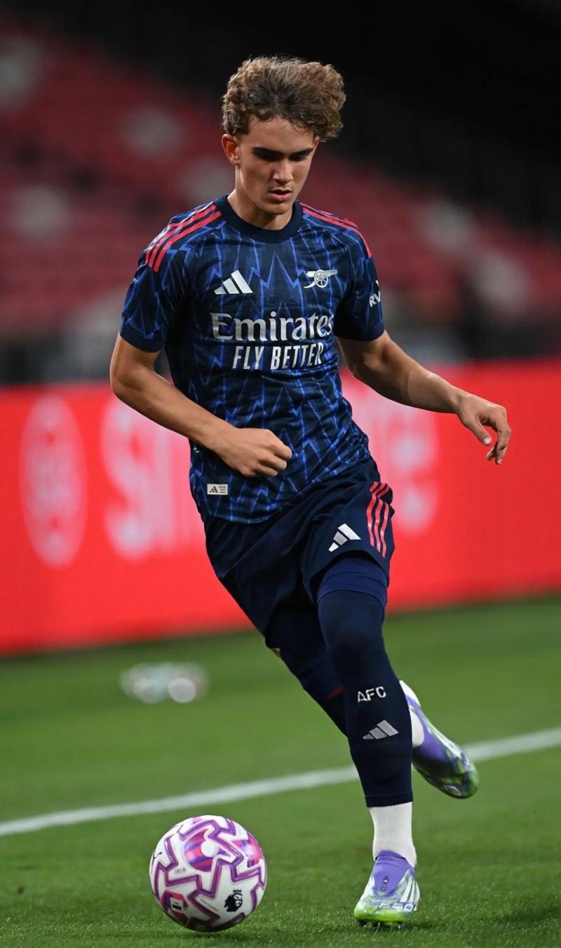 张琳艳身穿阿根廷2026世界杯球衣：期待在美加墨见到梅西（张琳艳身披阿根廷2026世界杯战袍：盼在美加墨与梅西相见）