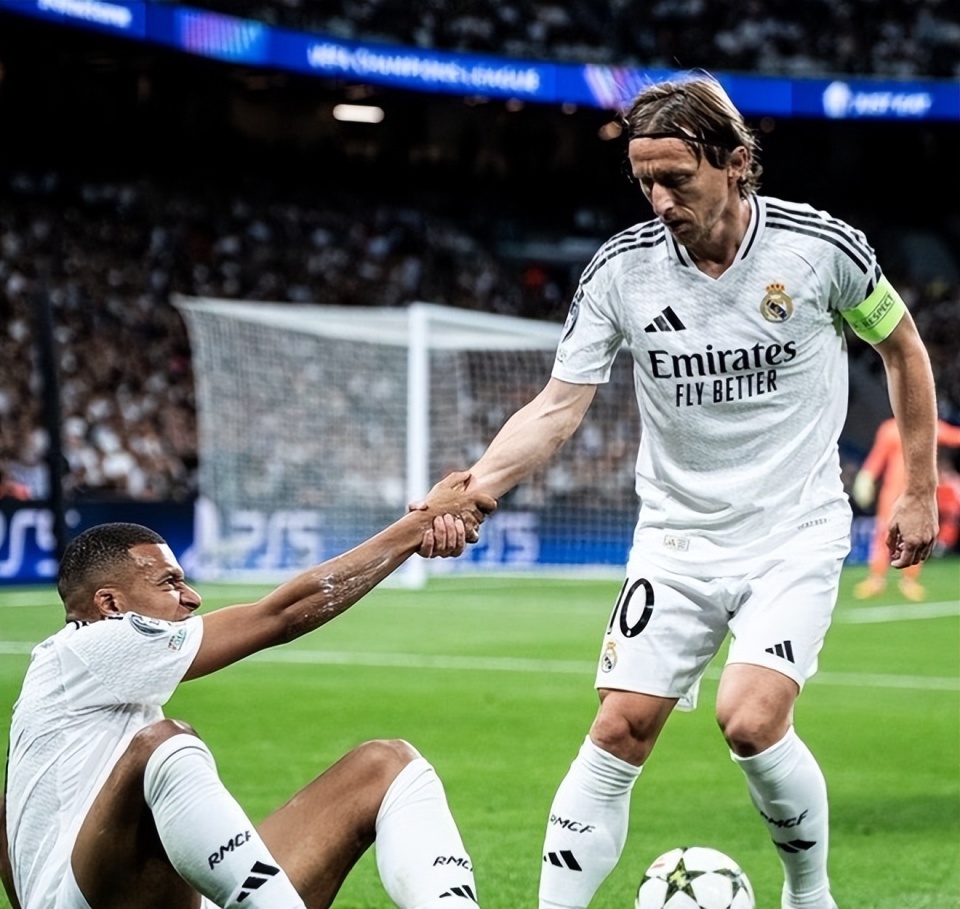 官方：蔚山球员李东炅当选2025年K1联赛MVP；本赛季13球12助（官宣：蔚山球员李东炅加冕2025赛季K1联赛MVP，本季贡献13球12助）