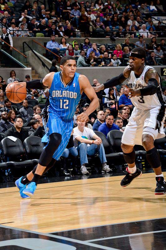 官方：浓眉因腹股沟痉挛退出圣诞大战，离场前3分3板1断2帽（官宣：浓眉因腹股沟痉挛提前退赛，圣诞大战离场时数据为3分3篮板1抢断2盖帽）