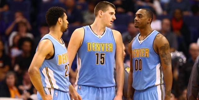 雷霆本赛季输的3场比赛，均是在领先两位数的情况下惨遭逆转（雷霆本季三场败仗皆在两位数优势下遭逆转）