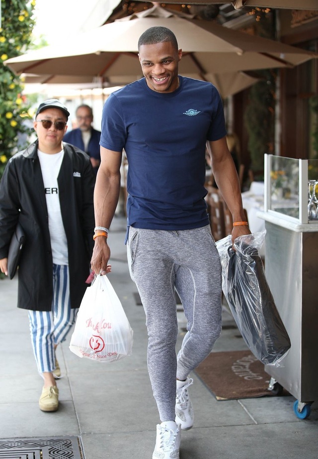 巴萨4人面临黄牌停赛风险：卡萨多、德容、费尔明和亚马尔（巴萨四将接近停赛边缘：卡萨多、德容、费尔明与亚马尔均差一黄）