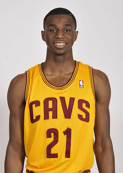 罗卡：我们很庆幸拥有安东尼这样的球员，他攻防两端都有贡献（罗卡称赞安东尼：攻防两端皆有建树，我们很幸运拥有他）