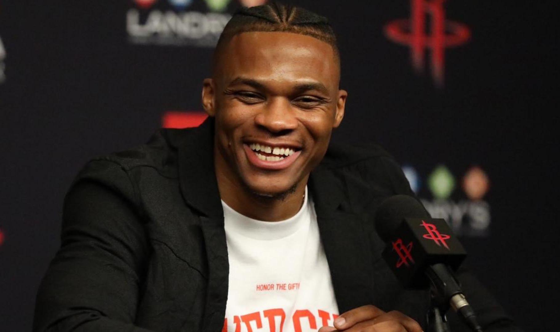 拜亚：C罗是所有人的榜样；大罗就像野兽各方面都远超常人（拜亚：C罗堪为众人楷模；大罗如猛兽般全方位超越常人）