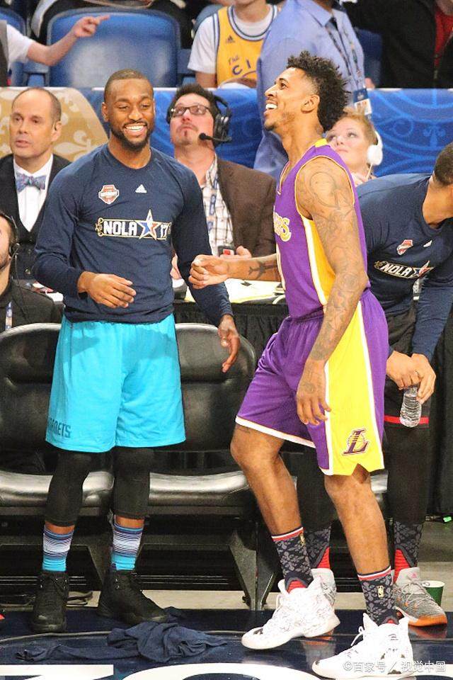 数十位工人集结诺坎普外，抗议建筑公司驱逐行政不合规员工（数十名工人诺坎普外集会，抗议建筑公司清退行政手续不合规人员）