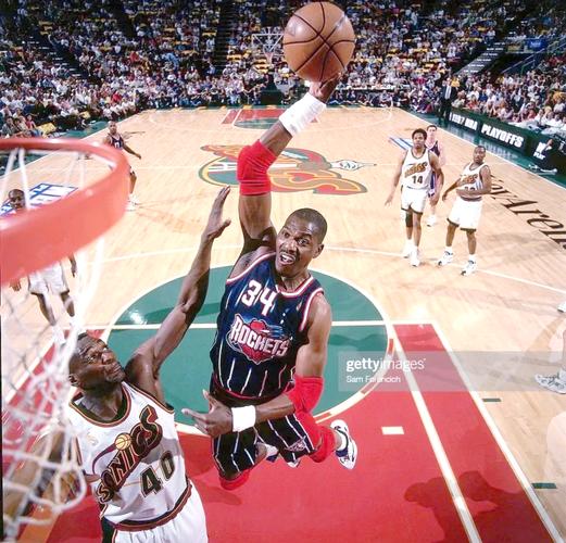 马克西狂轰38分&末节独得16分，复出后带队两连胜（马克西回归轰38分，末节独取16分率队豪取两连胜）