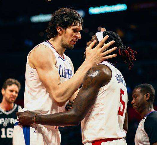 队报：非洲杯一票难求球场却空荡荡，黄牛囤积的票砸手里了（队报：非洲杯门票紧俏，球场却空座成片，囤票黄牛卖不出去）