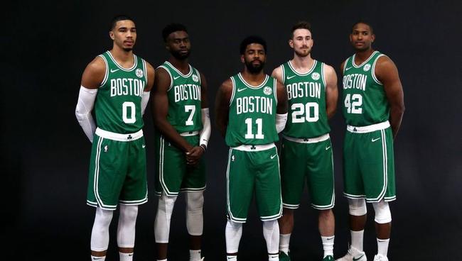 塞维利亚双雄德比战前携手出席活动，呼吁共同抵制校园霸凌（德比将至，塞维利亚两队携手出席活动，倡议抵制校园霸凌）