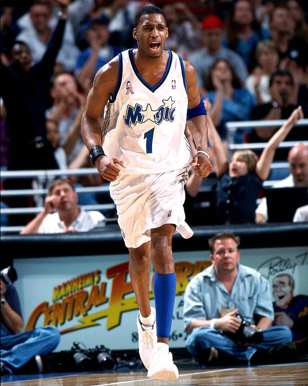 魔术队遭遇爵士强势反扑，比赛陷入紧张局势（爵士强势反扑压境，魔术陷入胶着激战）