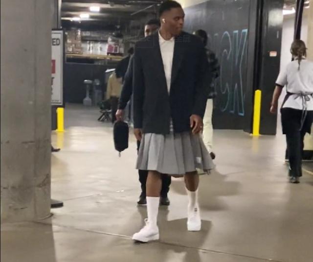 库里谈格林科尔冲突：这种事难免发生，他们的处理方式非常职业（库里评格林与科尔争执：此类情况在所难免，他们的应对十分专业）