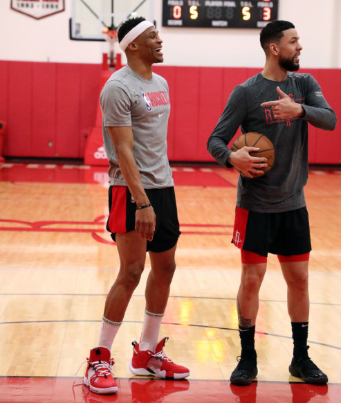 TA：因现代足球重视边路与攻防转换，菱形中场阵型已几乎绝迹（TA：现代足球偏重边路与攻防转换，菱形中场几乎消失）