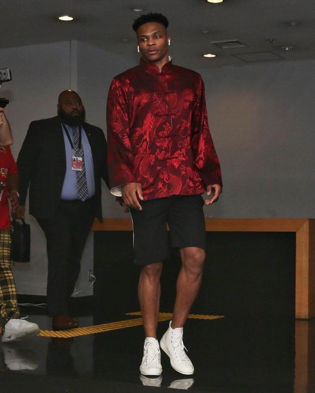 小里：字母哥带大学女队都能在东部竞争 他和约基奇同一档（小里：字母哥率女大学队也能在东部竞争 与约基奇同一级别）