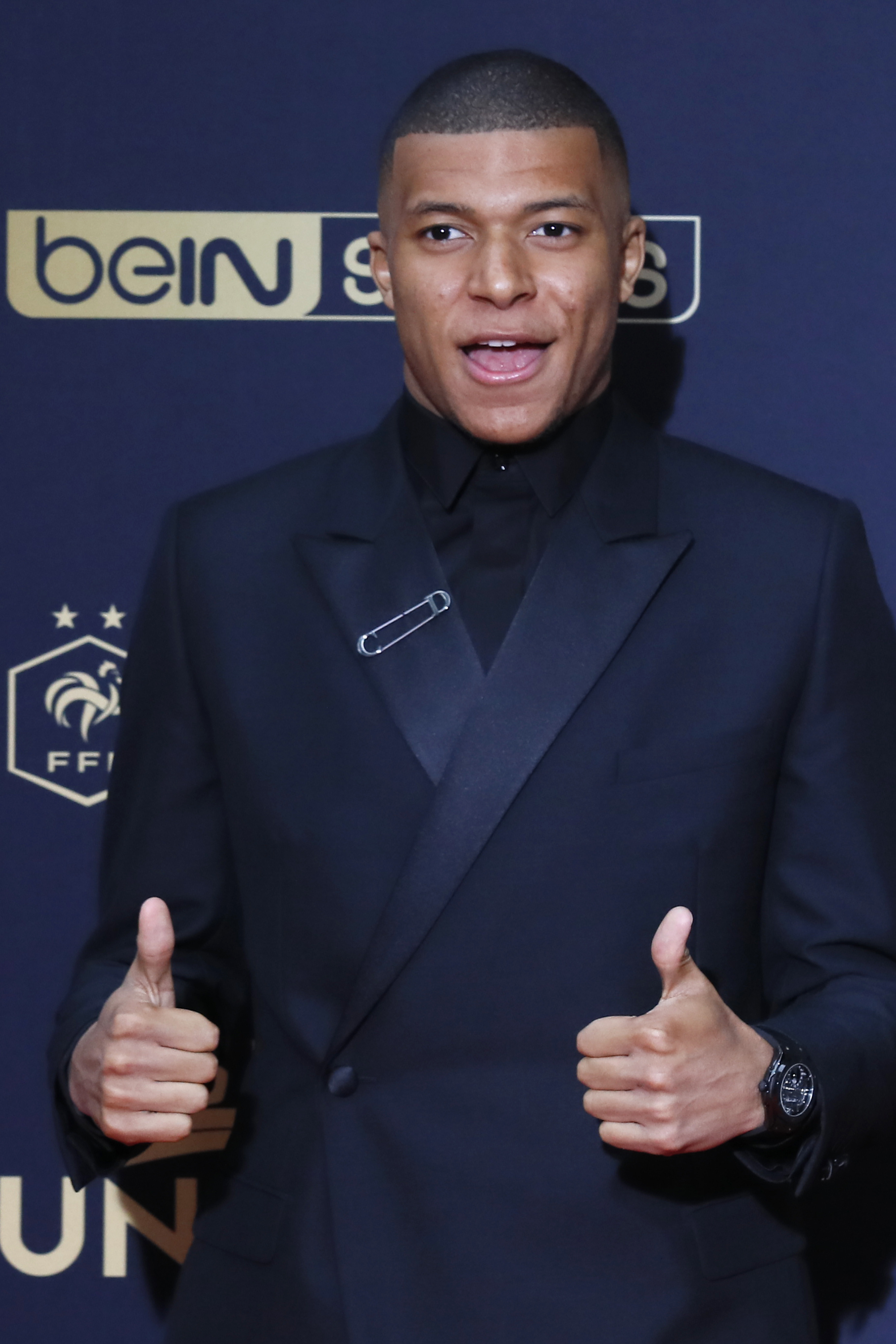 足球这项运动陪伴了我整个初高中，今天我十八岁了，...（十八岁这天，回望与足球同行的初高中岁月）